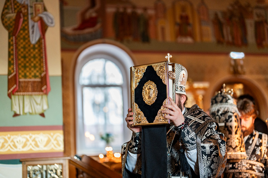Вечерня с чтением акафиста Страстям Христовым в Александро-Невском храме города Видное